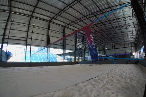 Quadra de areia coberta da Arena Evo Santos